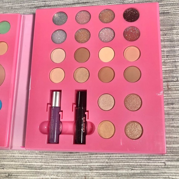 Claires Girls makeup palette Love to Glow 50 Piece Makeup Set - Picture 4 of 10